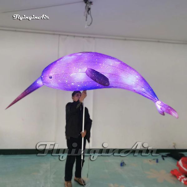 Belle représentation de défilé, marionnette gonflable de narval violette, ballon d'animal marin, baleine à dents avec longue défense pour événement