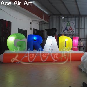Belle décoration d'événement de fête et publicité gonflable à LED, lettre «GRADE» avec crayon pour l'école, fabriquée en Chine, peut être personnalisée
