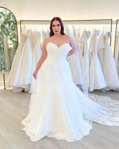 Belle taille plus une ligne robes de mariée pour les femmes mariées vedette de lace en tulle satille applique sans satin