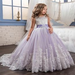 Wunderschöne lila und weiße Blumenmädchenkleider, Perlenspitze, applizierte Schleifen, Festzugskleider für Kinder, Hochzeits-Party-Kleider für Mädchen2584