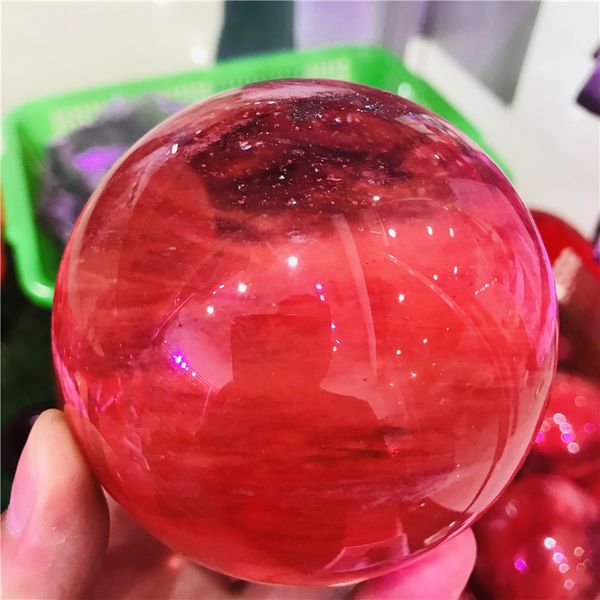 Hermoso rojo claro de la esfera del cristal de cuarzo de color rojo. Curación de bola