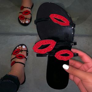 Tongs imprimées à lèvres rouges pour femmes, pantoufles de plage à strass, sandales plates mignonnes, chaussures élégantes et confortables