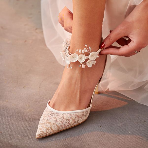 Hermosa Primavera/novedad de verano, zapatos de boda de dama de honor con flores de encaje de piel de oveja, zapatos de tacón alto con punta estrecha para mujer