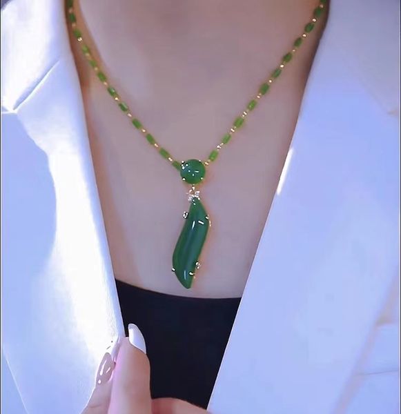 Magnifique collier de taille en jade pour femmes avec un sens haut de gamme du tempérament et de la mode de la chaîne de la clavicule. La nouvelle version offre aux gens un bon cadeau