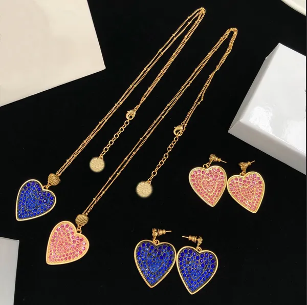 Beauty Head Blue Love Full Diamond Femmes Collier Boucles d'oreilles Simple Peach Heart Pendentif Mode SBanshee ense Luxe Chandail Chaîne Designer Bijoux Cadeaux XMS8P01