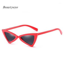 Beautyeye mignon sexy rétro Cat Eye Lunettes de soleil Femmes Small Black Blanc 2020 Triangle Vintage Vintre pas cher verres de soleil Red Femme UV4001 1950