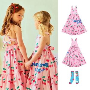 BEBE Girls Dress 2024 Zomer afdrukken Pink Koreaanse Kinderkleding Princess Cute Halter Childrens Clothing 240426