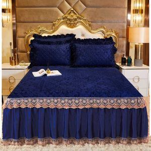 Jupe de lit Jupe de lit matelassée en flanelle européenne Couvre-lit en velours cristal doux et élégant King Size Couvre-lit court en peluche Taie d'oreiller non incluse 230314