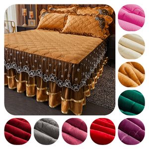 Jupe de lit Or Velours Couverture de lit de luxe Literie Couvre-lit Dentelle Broderie Roi Ruffle Wrap Épaissir Peluche Quilted Belle Jupe De Lit En Dentelle 230314