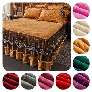 Jupe de lit Couvre-lit de luxe en velours doré dentelle brodée grand bord plissé enveloppé d'une peluche épaisse matelassée beau couvre-lit en dentelle 230410