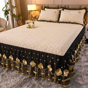 Jupe de lit de luxe Beige cristal velours or fleur dentelle volants jupe de lit matelassée housse de matelas couvre-lit drap de lit taie d'oreiller ensemble de literie 230510