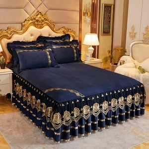 Falda de cama de lujo azul real ropa de cama cubierta de cama 3 uds encaje más falda de cama de terciopelo tamaño Queen King funda doble con funda de almohada hogar 230211