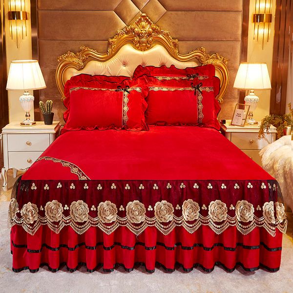 Falda de cama Terciopelo de cristal rojo Princesa Ropa de cama de boda Espesar colchas suaves Falda de cama bordada de encaje Funda de colchón de lino Fundas de almohada 230324