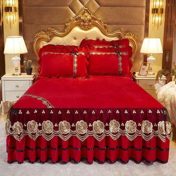 Falda de cama Terciopelo de cristal rojo Princesa Boda Ropa de cama Espesar colchas suaves Falda de cama bordada de encaje Funda de colchón de lino Fundas de almohada 231007