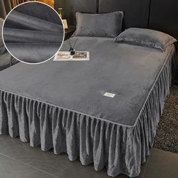 Bedrok Effen kleur Bedrok Fluwelen bedovertrek voor de winter Huidvriendelijke matrasbeschermers Roupa de Cama Home Sprei Geen kussensloop 231019