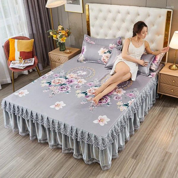 Falda de cama de lujo para verano, cómodo cojín de seda de hielo, funda de aire acondicionado de encaje de tres piezas, ropa de cama