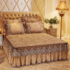 Jupe de lit velours chaud matelassé literie jupe de lit taies d'oreiller maison textile princesse épais couvre-lit dentelle drap de lit housse de matelas avec coton 230510