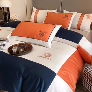 Ropa de cama Juegos de ropa de cama de diseñador Decoración para el hogar Lujo ligero Algodón puro de gama alta Juego de cuatro piezas de gran marca Sentido avanzado de la moda Marca Ropa de cama totalmente de algodón Modelo de sombrero de cama