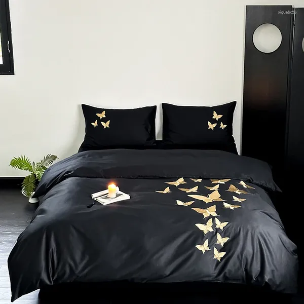 Conjuntos de ropa de cama 1000TC Algodón egipcio Bordado de mariposa dorada Juego de lujo Funda nórdica suave negra Funda de cama plana / ajustable Fundas de almohada