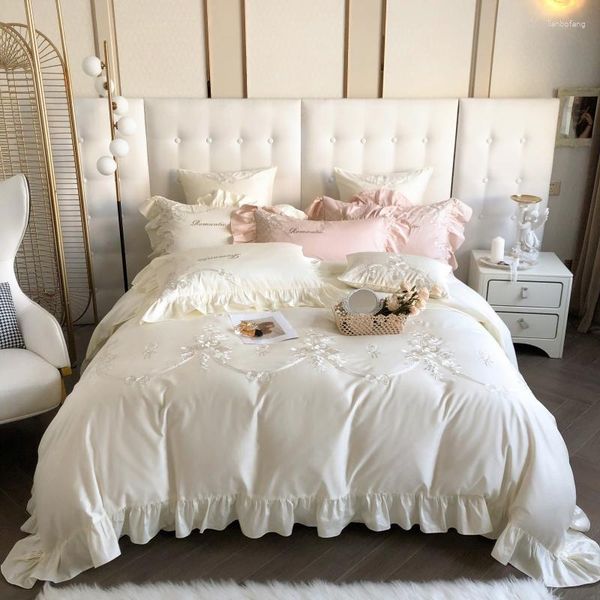 Ensembles de literie 100S coton égyptien brossé luxe princesse mariage ensemble fleurs broderie volants housse de couette drap de lit