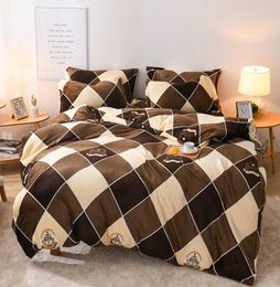 Ensembles de literie 2021 lit 4pcs Fannel Fabric Ensemble de couvre-couvercle de couverture d'oreiller King Queen Size Brown Plaid Linen1107436