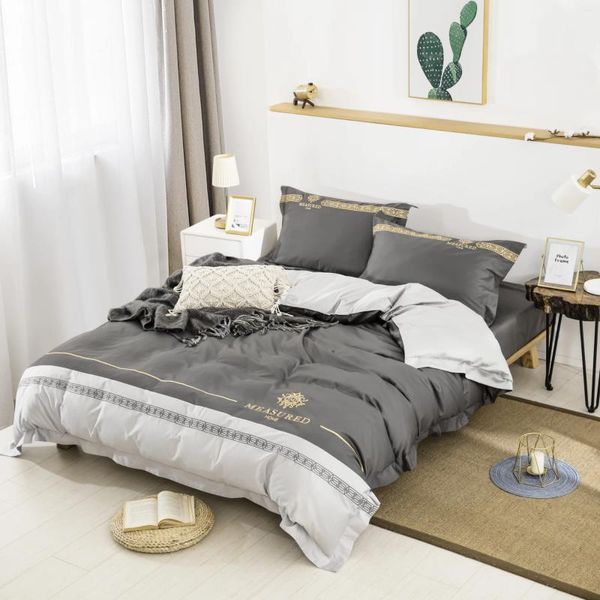 Conjuntos de ropa de cama 2023 60 Bordado de terciopelo largo Color a rayas Juego de cuatro piezas de lujo de algodón puro Se puede personalizar Gris Blanco