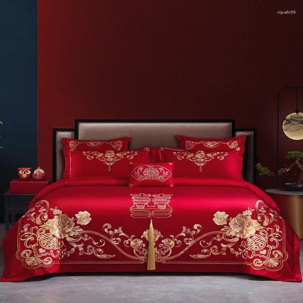 Conjuntos de ropa de cama 2023 Estilo chino Boda Conjunto de algodón rojo Lujo Borlas doradas Flores Bordado Funda nórdica Sábana Fundas de almohada