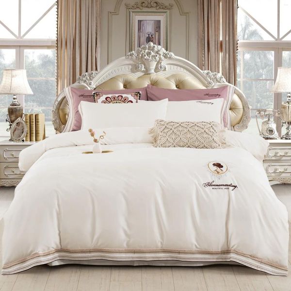 Ensembles de literie 2023 Est Quatre pièces Mode Coton Double Ménage Drap de lit Housse de couette Épissage Design Couleur Blanche