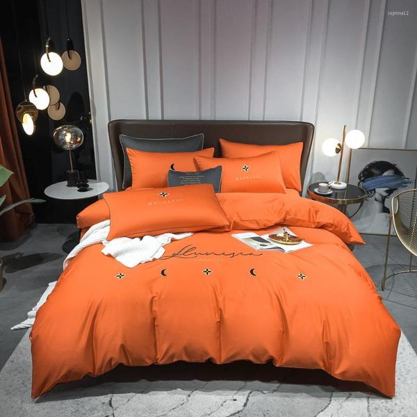Conjuntos de ropa de cama 2023 Est Algodón de fibra larga Hoja de cama de cuatro piezas Patrón de estrella y luna Modelos de lujo ligeros lisos Color naranja