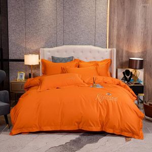 Beddengoed sets 2023 vierdelige lichte luxe katoen dubbel huishouden laken quilt deksel geborduurd kleine bijen mode oranje