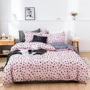 Juegos de cama 2023 Sábana de cuatro piezas de algodón de fibra larga Patrón de estrella y luna Luz simple Estilo de lujo Corazones rosas con gris