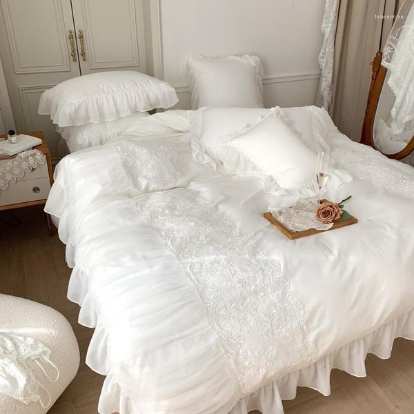 Conjuntos de ropa de cama 2023 Juego de bordado de encaje romántico Lujo 4 unids Princesa blanca Boda Ruffle Funda nórdica Sábana de cama Funda de almohada de lino