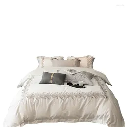 Beddengoed sets 2024 EST Lange Stapel katoen vierkoppig bed beddengoed veerpatroon eenvoudige Noordse stijl mode witte kleur