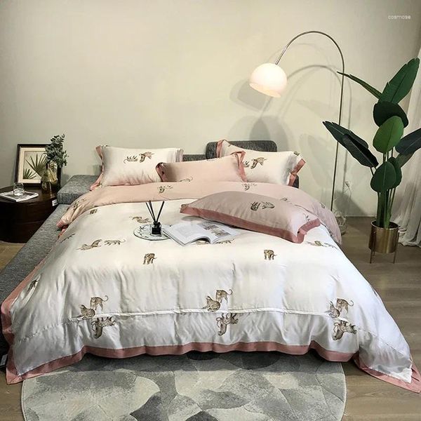 Conjuntos de ropa de cama 2024 Moda de cuatro piezas Algodón Doble Hoja de cama para el hogar Cubierta de edredón Animal Print Cómodo color rosa y blanco