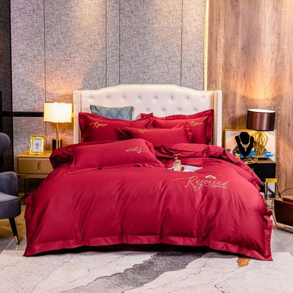 Ensembles de literie 2024 quatre pièces léger luxe coton double ménage drap de lit housse de couette brodée petite abeille mode rouge