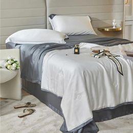 Set di biancheria da letto 2024 Copripiumino lenzuolo matrimoniale in cotone semplice a quattro pezzi ricamato moda confortevole blu grigio
