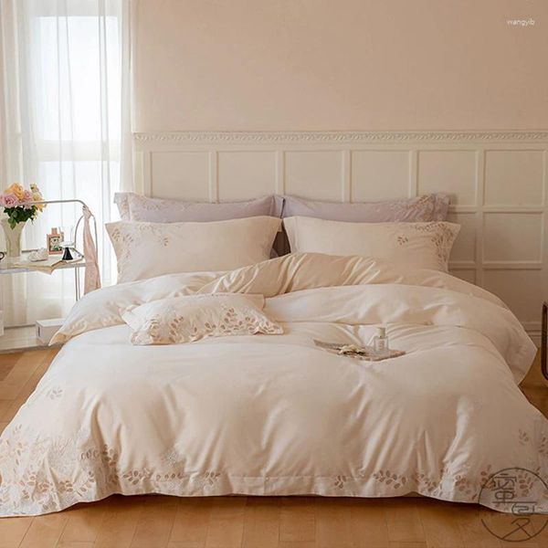 Conjuntos de ropa de cama 2024 de cuatro piezas de algodón simple doble hogar hoja de cama patrón de letra cubierta de edredón cómodo color beige