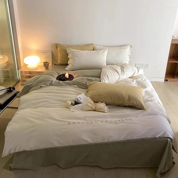 Conjuntos de ropa de cama 2024 de cuatro piezas de algodón simple doble hogar hoja de cama patrón de letra cubierta de edredón cómodo blanco gris