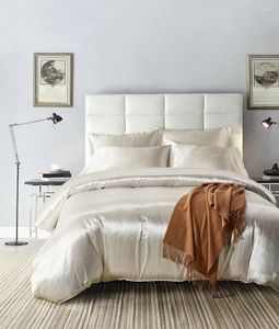 Conjuntos de ropa de cama Conjunto de 3 piezas Edredón de seda simulada 2024 Moda con dos almohadas estándar Decoración de boho