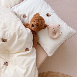 Ensembles de literie 3pcs Baby Boys Litding Set Bear Broidered lit Cribe de lit de litière coton coton coquette de literie coréenne couvercle de couverture
