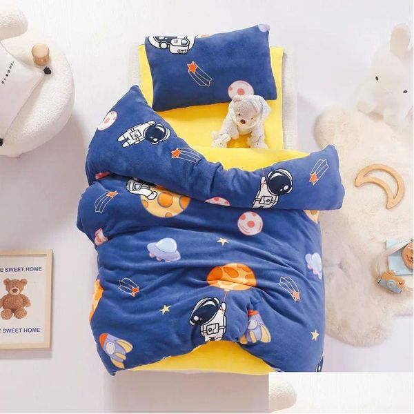 Conjuntos de ropa de cama 3 piezas Kit de ropa de cuna de algodón de dibujos animados Juego de forro polar de coral para bebé Incluye funda de almohada Sábana de cama Edredón Er sin relleno CP11 24030 OTB4M