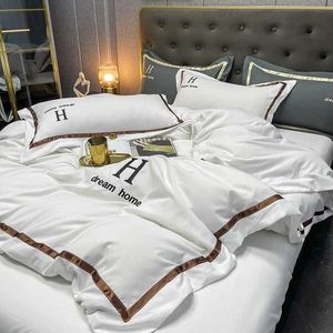 Beddengoed sets 4 pc's lichte luxe polyester katoenen vellen voor bed vaste kleur volledige koningin king size bed dekbed set met dekbedovertrek J240507