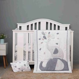 Conjuntos de ropa de cama Juego de cuna de bebé de 4 piezas adecuado para niñas y niños vendedores calientes, incluida la caja de almohadas de cuna de edredón Q240228