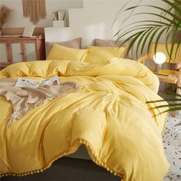 Ensembles de literie Style américain Furball Tasseles Yellow Set Queen Home Hairball Tassel Bed Cover Sets Soft King Size Duvet No Sheet 230717