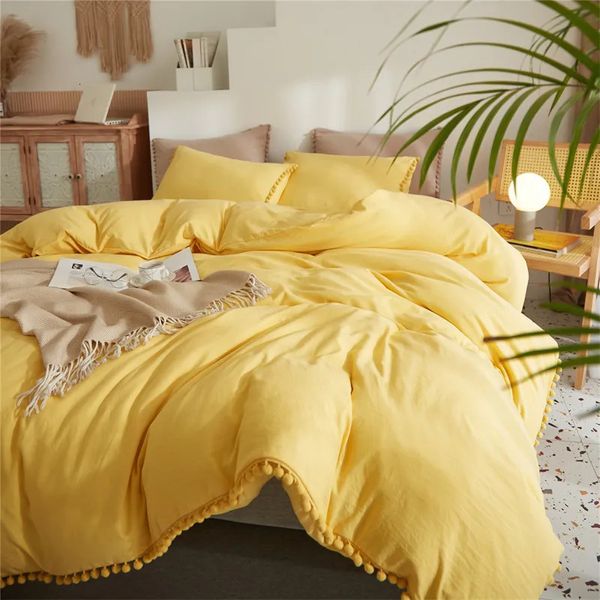 Ensembles de literie Style américain Furball glands jaune ensemble reine maison Hairball gland couverture de lit ensembles doux King Size couette sans drap 231017