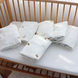 Beddengoed sets babybedje gemonteerde plaat wafel ton beer geborduurd voor geboren bed s linnen matras cover 230407