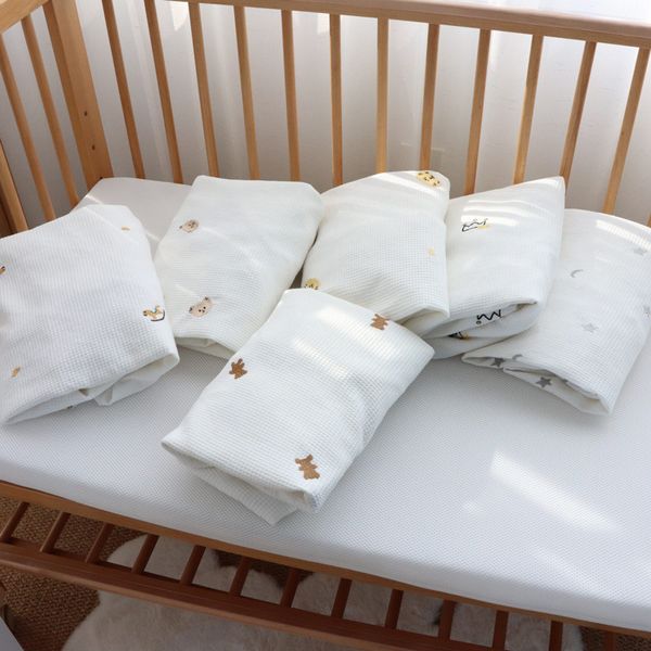 Juegos de cama Cuna de bebé Sábana ajustable Waffle Algodón Oso Bordado Sábana ajustable de bebé para cuna de nacimiento Sábanas ajustables Funda de colchón de lino 230510