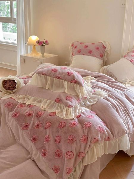 Juegos de ropa de cama Ropa de cama Fragancia de rosa de lujo Bordado francés en 3D Sábana de felpa de leche Juego de funda nórdica de coral de cuatro.