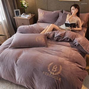 Ensemble de literie chambre étui à quatre lits ensemble d'hiver de la couverture de couette à la peau chaude et adaptée à la peau à la mode El