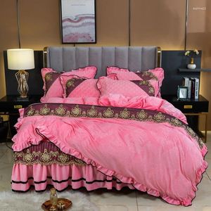 Juntos de ropa de cama Camas de grosor de estilo europeo Cernera de cristal de invierno Cedulador acolchado Bordado Bedera de cama de coralina